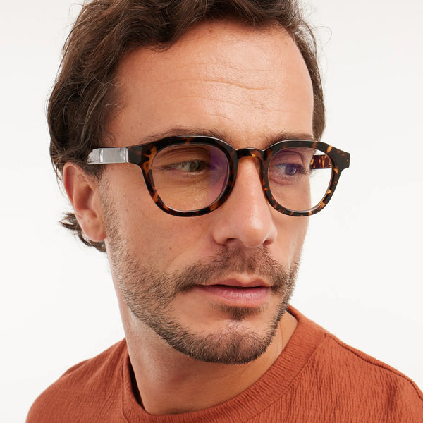 Barner Andy Tortoise Glasses Man wearing tortoiseshell glasses with a neutral background