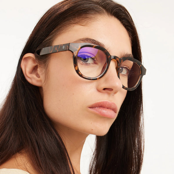 Barner Andy Tortoise Glasses Close-up of a person wearing round eyeglasses with a white background