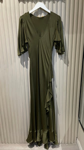 Silk95five Arizona Dress in Chesterfield Green. Made from high-quality, washable silk, this dress features long frill details and soft, elegant sleeves with a flattering v-neck.&nbsp;