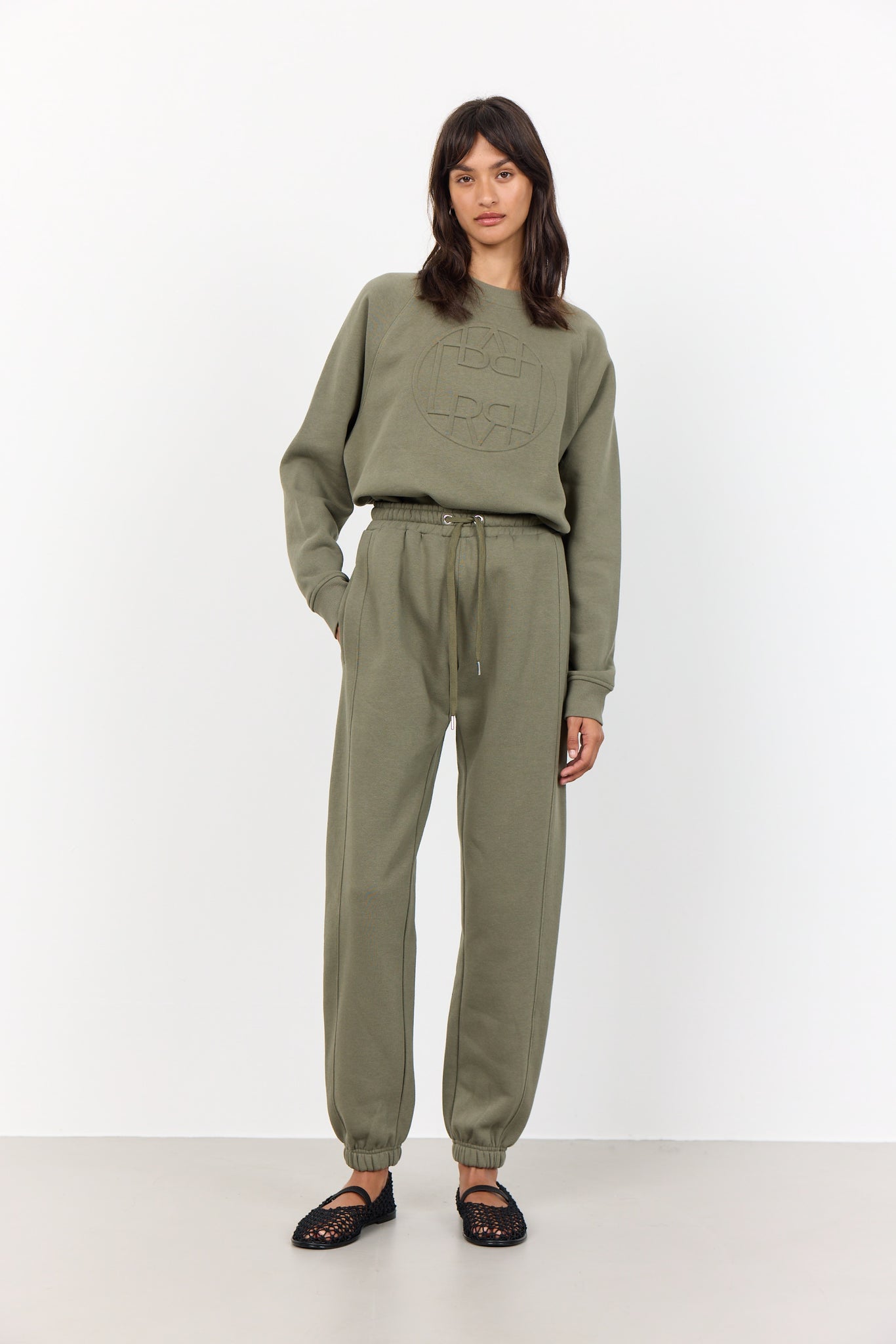 Levete Room Nuka Pants Tea Leaf.
Sweat pants, Olive Green, cotton