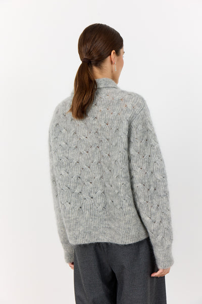 Levete Room Niva 1 Pullover in Light Grey Person wearing a gray knitted sweater with a white background