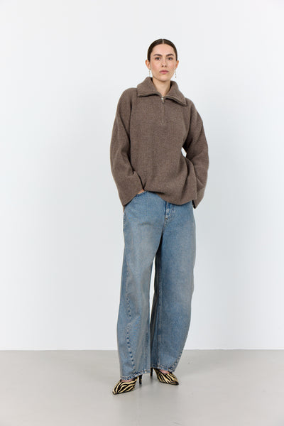 Levete Room Perle 10 Pullover in Walnut Melan Person wearing a brown sweater and blue jeans on a white background
