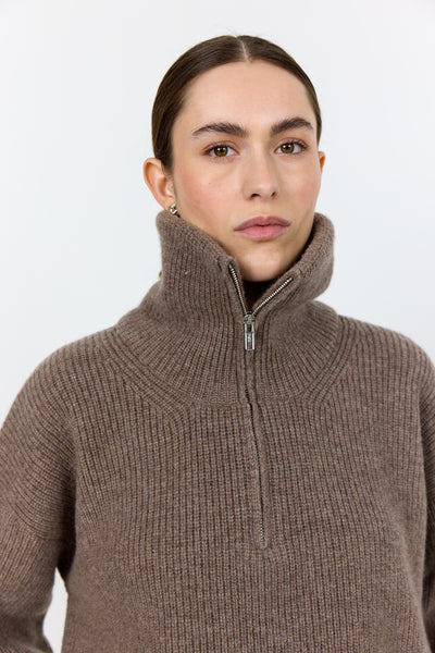Levete Room Perle 10 Pullover in Walnut Melan Woman wearing a brown ribbed knit sweater with a zipper on a white background