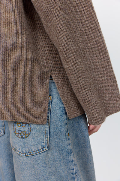 Levete Room Perle 10 Pullover in Walnut Melan Brown knitted sweater and blue jeans on a white background