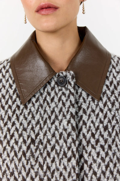 Levete Room Mai 1 Jacket in Coffee Combi Close-up of a patterned coat with a brown leather collar and button.