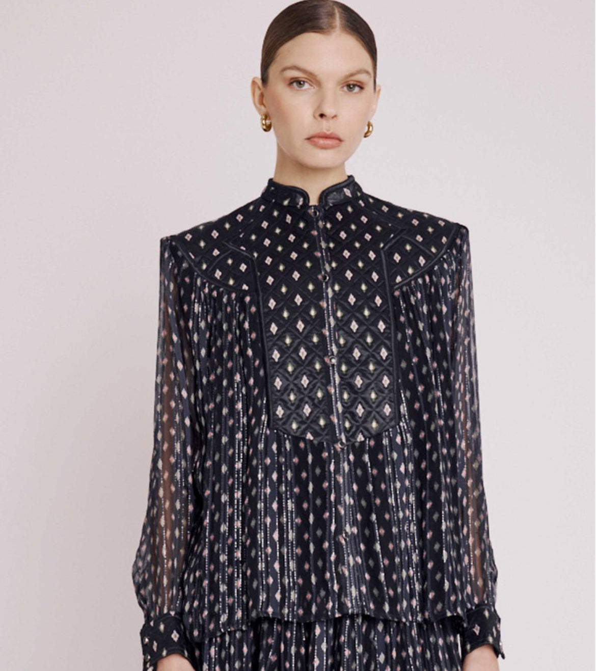  Berenice Plastron blouse boasts a satin-effect quilted chest and flowing viscose fabric with metallic threads for a touch of glamour. The puffed sleeves and round collar add a feminine touch to this versatile blouse. 