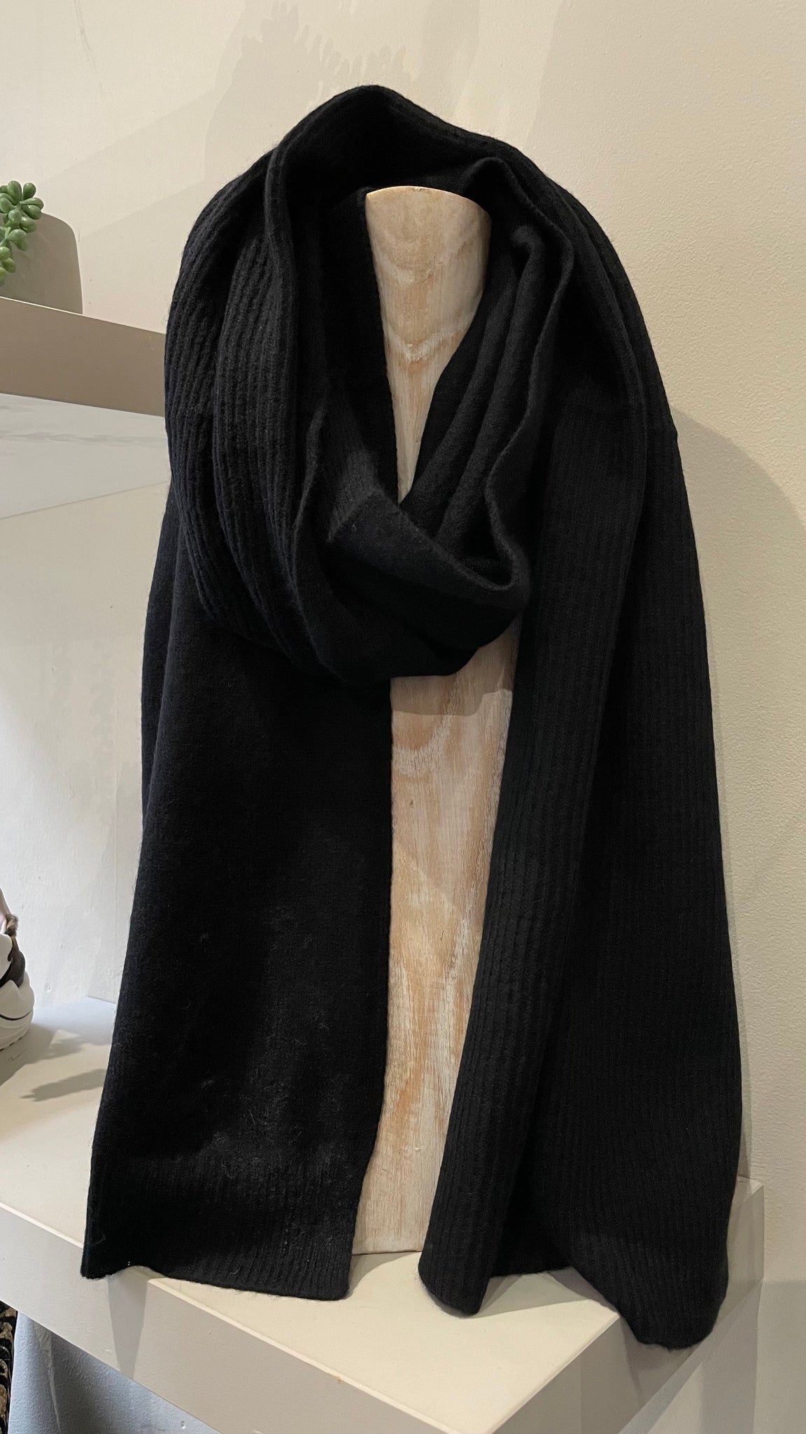 Seeberger Cashmere Scarf in Black 19145-0