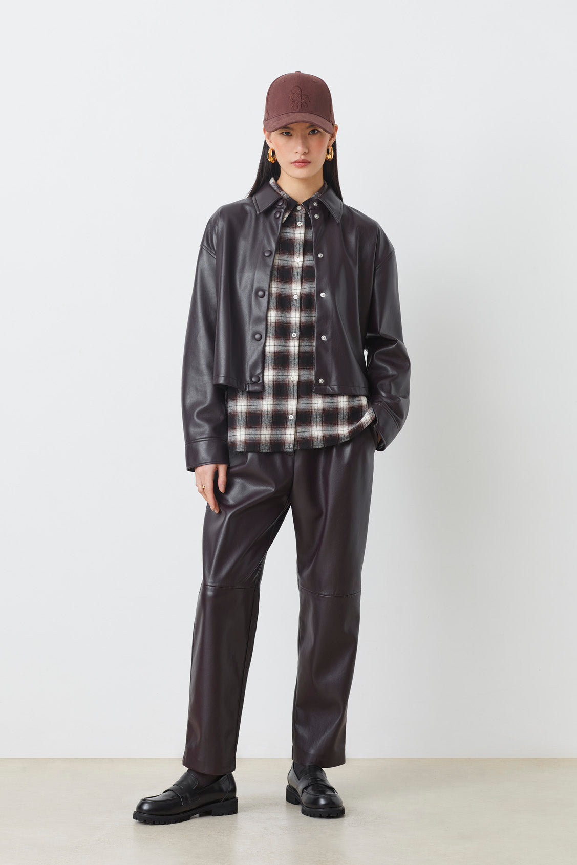 Suncoo Joe Faux Leather Trousers in Prune H25C04253