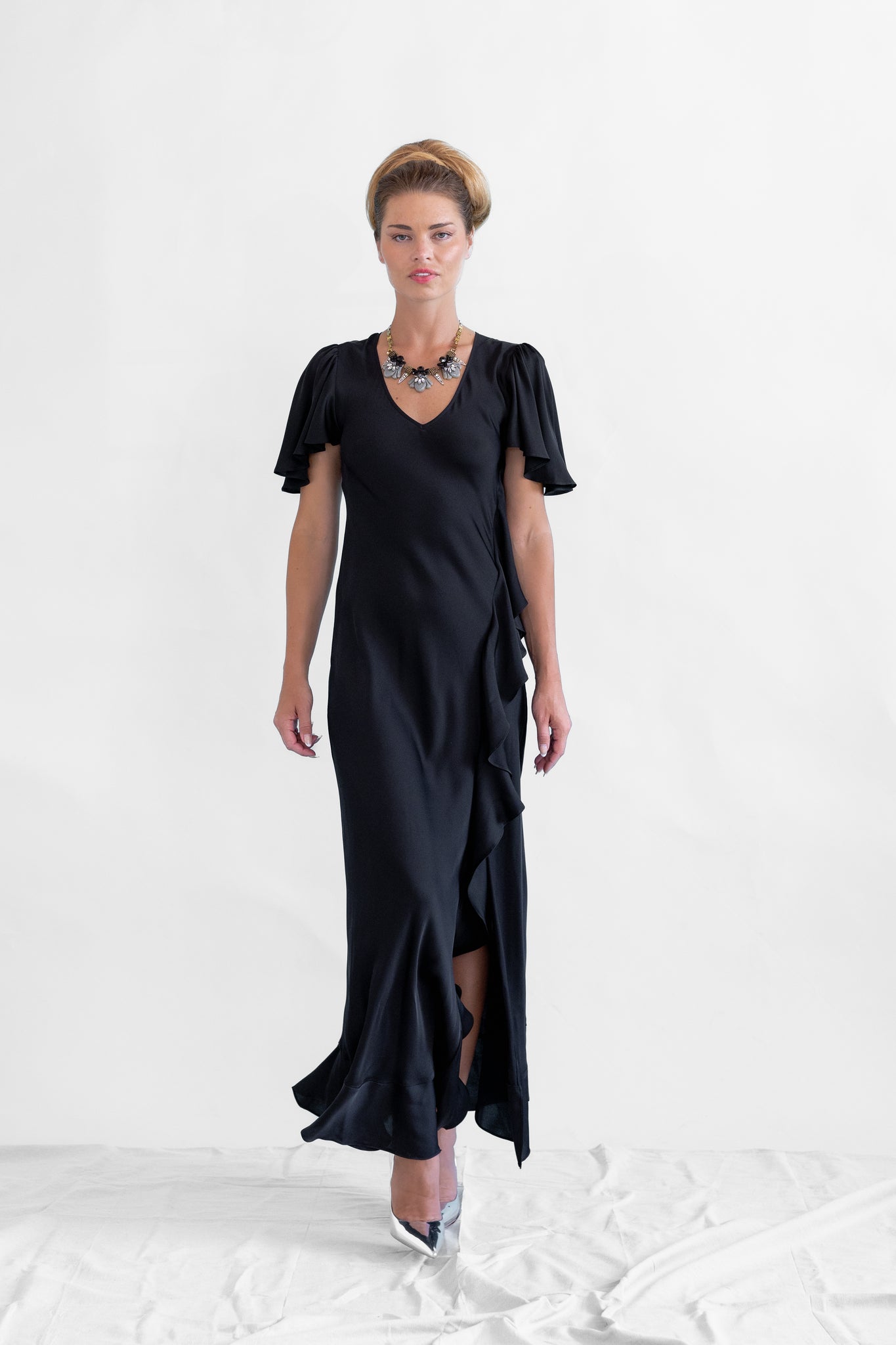 Introducing the Silk95five Arizona Dress in Black. Made from high-quality, washable silk, this dress features long frill details and soft, elegant sleeves with a flattering v-neck.
Experience the luxurious comfort and effortless style of silk, perfect for any special occasion.

95% Silk 5% Elastane