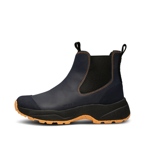 Woden Siri Waterproof Boots Dark Navy and Papaya. Recycled rubber. EVA sole with Natural Soft Technology. Waterproof. Lightweight. Fish leather details. Cork insole with Airflow system