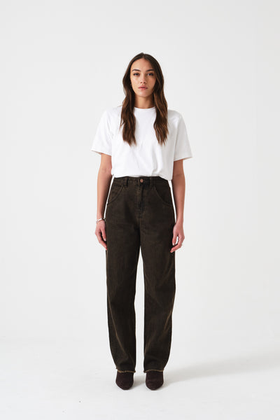 Seventy + Mochi Bo Jean in Cacao Regular WBOJ0114-R Person wearing a white t-shirt and dark pants on a white background