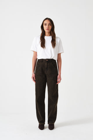 Seventy + Mochi Bo Jean in Cacao Regular WBOJ0114-R Person wearing a white t-shirt and dark pants on a white background