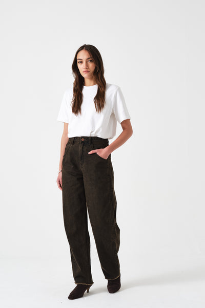 Seventy + Mochi Bo Jean in Cacao Regular WBOJ0114-R Woman wearing a white t-shirt and dark jeans on a white background