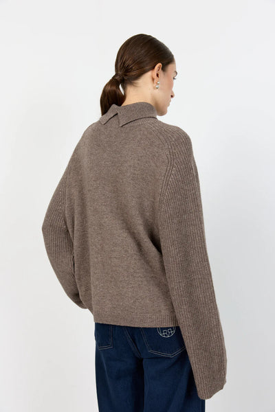 Levete Room Ossy 1 Pullover in Walnut Melan Person wearing a brown sweater on a white background